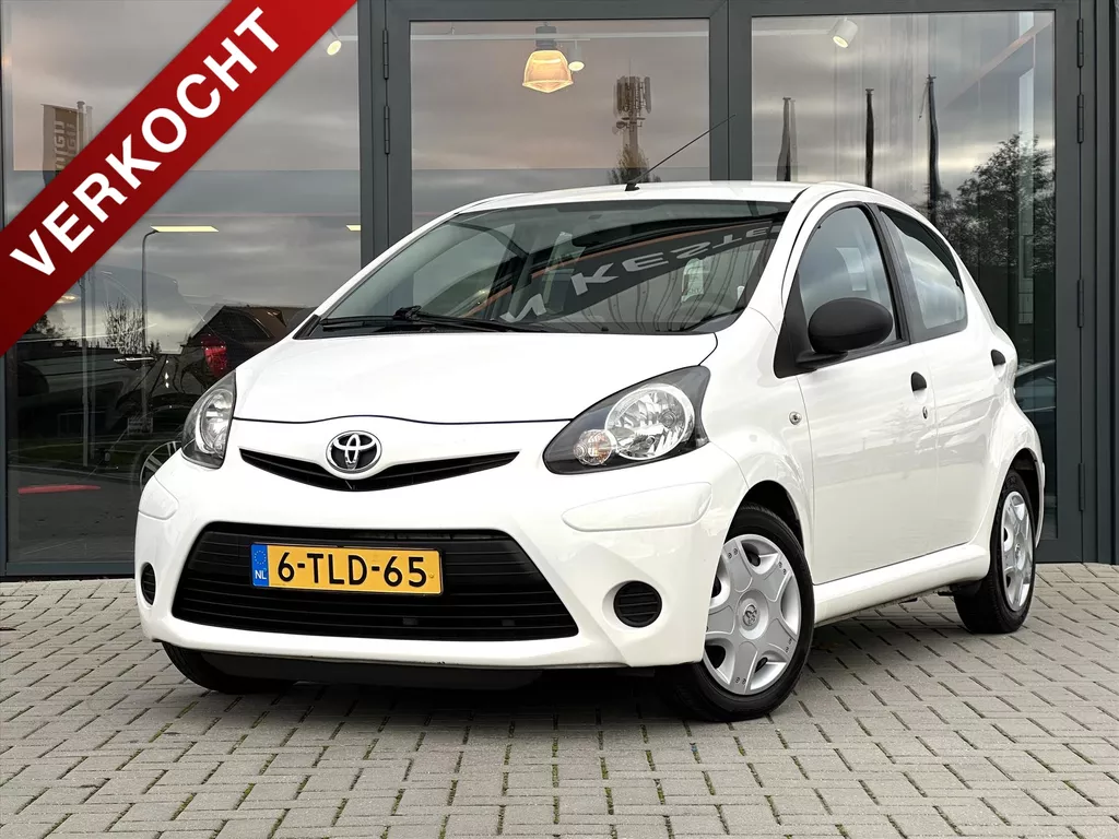 TOYOTA Aygo 1.0 VVT-i 5D Now | Airco | Nav. | C.V. |  Dealer O.h.| NL Auto |