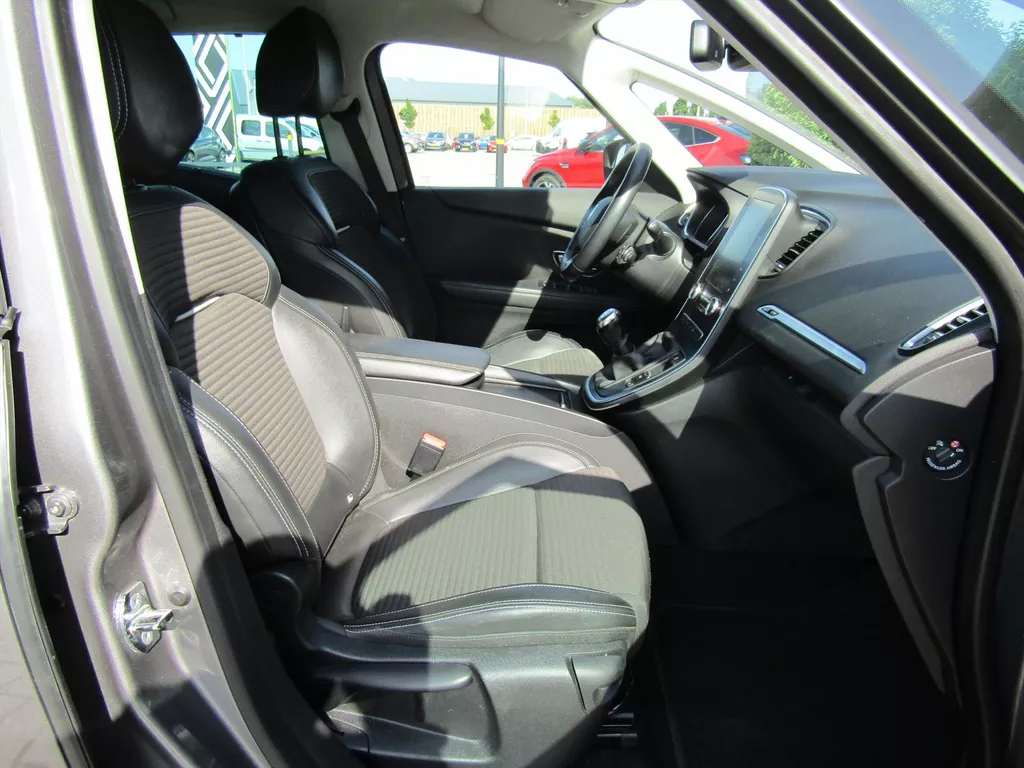 Renault Scénic 1.2 TCe 130pk Intens / Trekhaak / Navigatie / Camera / Blindspot Renault Scénic 1.2 TCe 130pk Intens / Trekhaak / Navigatie / Camera / Blindspot