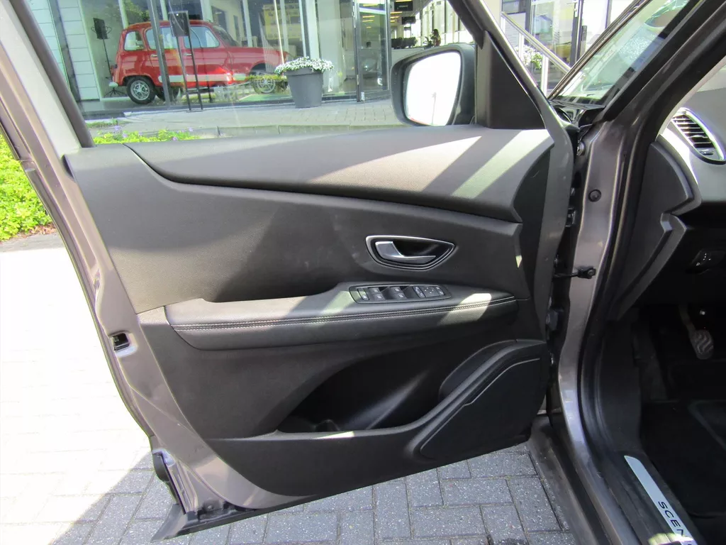 Renault Scénic 1.2 TCe 130pk Intens / Trekhaak / Navigatie / Camera / Blindspot Renault Scénic 1.2 TCe 130pk Intens / Trekhaak / Navigatie / Camera / Blindspot