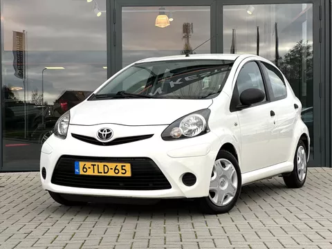 TOYOTA Aygo 1.0 VVT-i 5D Now | Airco | Nav. | C.V. |  Dealer O.h.| NL Auto |